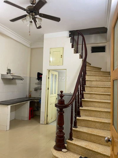Nhà 2 tầng mới, lối đi riêng biệt. Tổng DT: 40m.