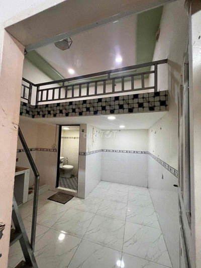 Phòng có gác rộng 30m2, kệ bếp, gần bến xe q8, cầu nhị thiên đường,..