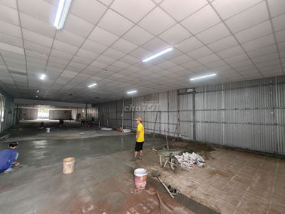 Cho thuê kho xưởng 700m2 góc Lê Văn Việt với Hoàng Hữu Nam, Quận 9