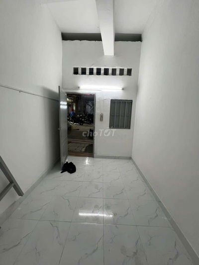 cách trường Đại học Văn Hiến 500 m, giờ tự do, bãi xe rộng, WC riêng