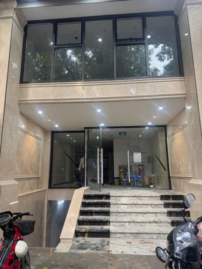 Cho thuê tòa nhà mặt phố Đê La Thành view hồ Ngọc Khánh