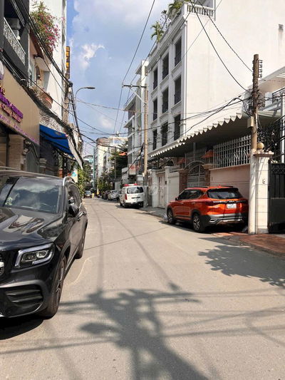 Hẻm 449 Sư vạn hạnh. Q10. Dt: 4 x17.6 tầng. Ký HD dài hạn