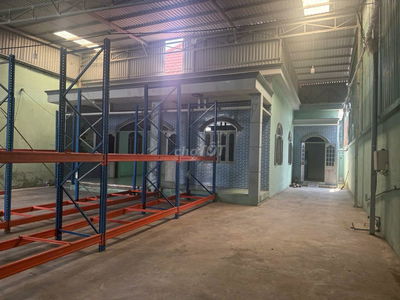 cần cho thuê xưởng đường nhựa xts 33, ngay ngã ba giồng ,hóc môn.